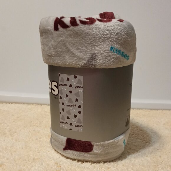 NWT ~ Officially Licensed Hershey’s Kisses Plush Gray Throw Blanket, 50” X 60” - Picture 3 of 11